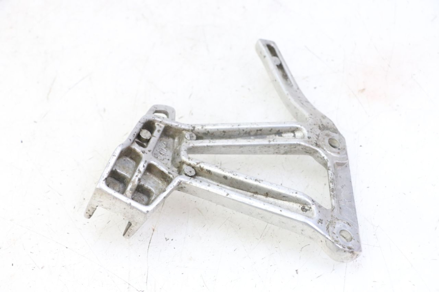 photo de PLATINE CALE PIED ARRIERE GAUCHE YAMAHA FZS FAZER 600 (2001 - 2003) - Autre angle de vue