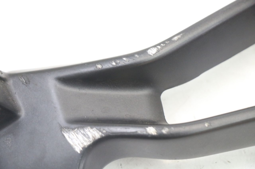 photo de PLATINE CALE PIED ARRIERE GAUCHE YAMAHA TRACER 7 700 (2020 - 2024) - Détail de la pièce