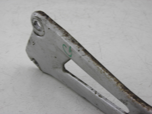 photo de PLATINE CALE PIED ARRIERE GAUCHE YAMAHA YBR 125 (2004 - 2006) - Détail de la pièce