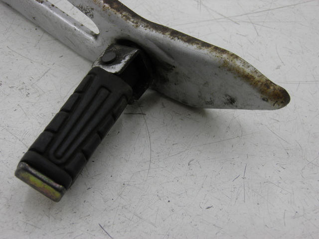 photo de PLATINE CALE PIED ARRIERE GAUCHE YAMAHA YBR 125 (2004 - 2006) - Zoom état d’usage