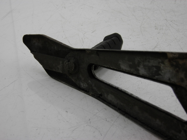 photo de PLATINE CALE PIED ARRIERE GAUCHE YAMAHA YBR 125 (2004 - 2006) - Gros plan technique