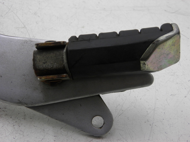 photo de PLATINE CALE PIED ARRIERE GAUCHE YAMAHA YBR CUSTOM 125 (2008 - 2010) - Autre angle de vue