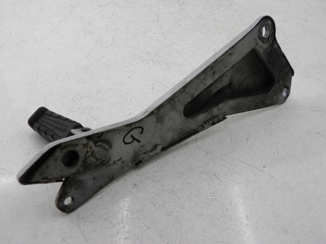 photo de PLATINE CALE PIED ARRIERE GAUCHE YAMAHA YBR CUSTOM 125 (2008 - 2010) - Points de fixation