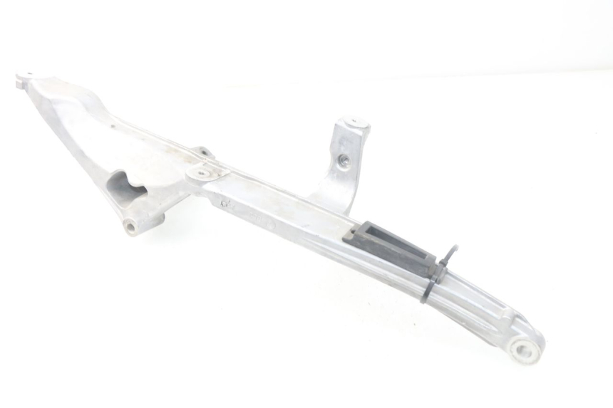 photo de PLATINE CALE PIED ARRIERE GAUCHE YAMAHA YP T-MAX TMAX 530 (2017 - 2020) - Gros plan technique