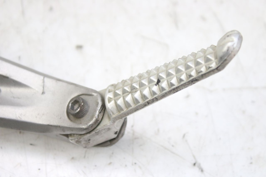 photo de PLATINE CALE PIED ARRIERE GAUCHE YAMAHA YZF R1 1000 (2007 - 2008) - Détail de la pièce