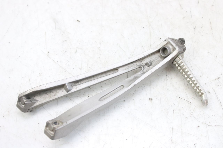 photo de PLATINE CALE PIED ARRIERE GAUCHE YAMAHA YZF R1 1000 (2007 - 2008) - Gros plan technique