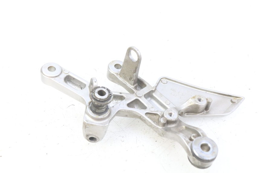 photo de PLATINE CALE PIED AVANT DROIT HONDA CB R 1000 (2018 - 2023) - Zoom état d’usage