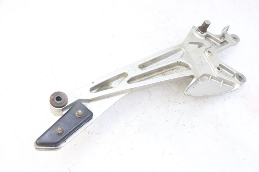 photo de PLATINE CALE PIED AVANT DROIT HONDA CBF 500 (2004 - 2007) - Autre angle de vue