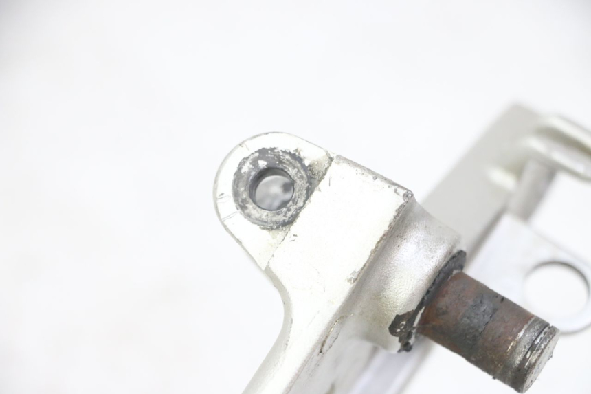 photo de PLATINE CALE PIED AVANT DROIT HONDA CBF 500 (2004 - 2007) - Gros plan technique