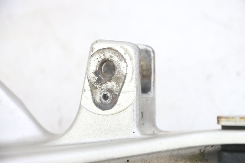 photo de PLATINE CALE PIED AVANT DROIT HONDA CBF 500 (2004 - 2007) - Points de fixation