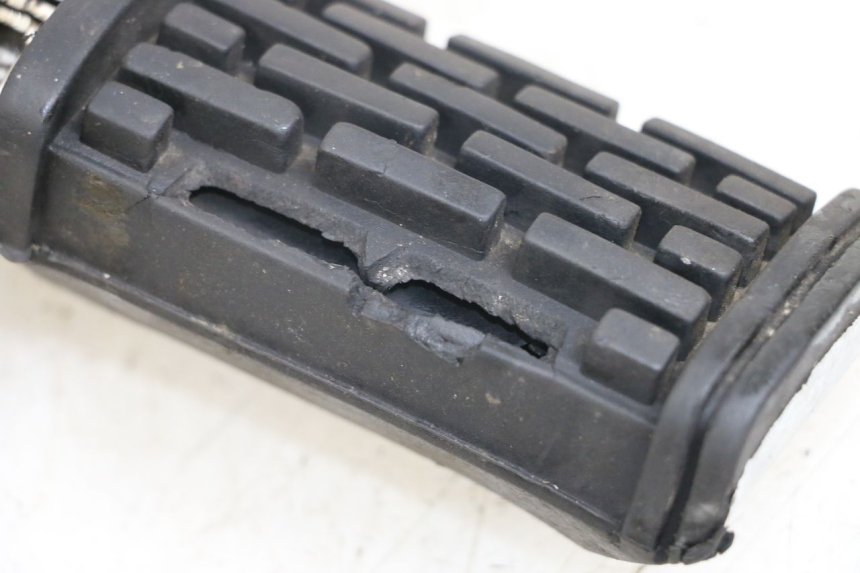 photo de PLATINE CALE PIED AVANT DROIT APRILIA CLASSIC 125 (1995 - 2001) - Gros plan technique