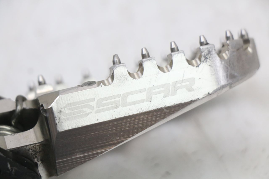 photo de PLATINE CALE PIED AVANT DROIT HONDA CRF R 250 (2020 - 2021) - Autre angle de vue