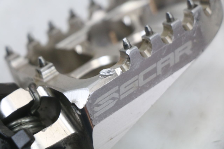 photo de PLATINE CALE PIED AVANT DROIT HONDA CRF R 250 (2020 - 2021) - Gros plan technique