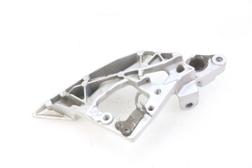 photo de PLATINE CALE PIED AVANT DROIT YAMAHA FJR ABS 1300 (2016 - 2020) - Détail de la pièce