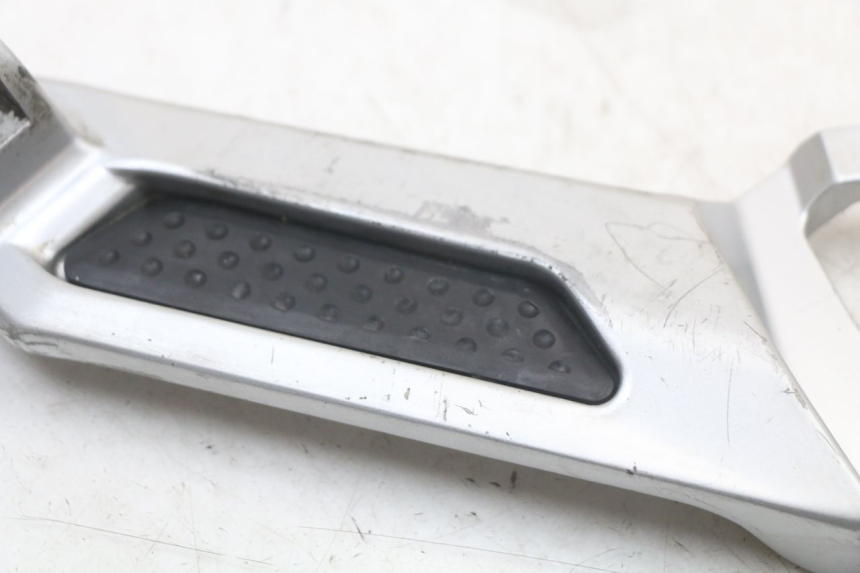 photo de PLATINE CALE PIED AVANT DROIT YAMAHA FJR ABS 1300 (2006 - 2012) - Gros plan technique