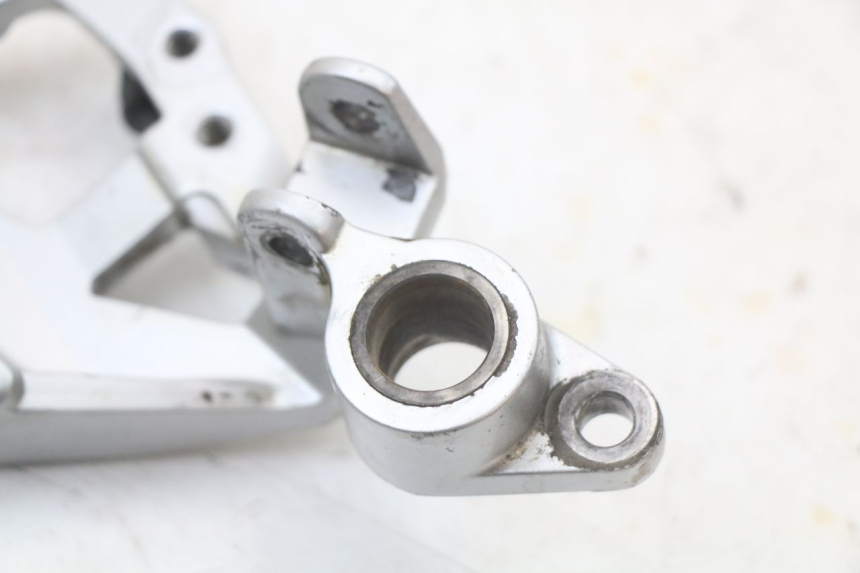 photo de PLATINE CALE PIED AVANT DROIT YAMAHA FJR ABS 1300 (2006 - 2012) - Points de fixation