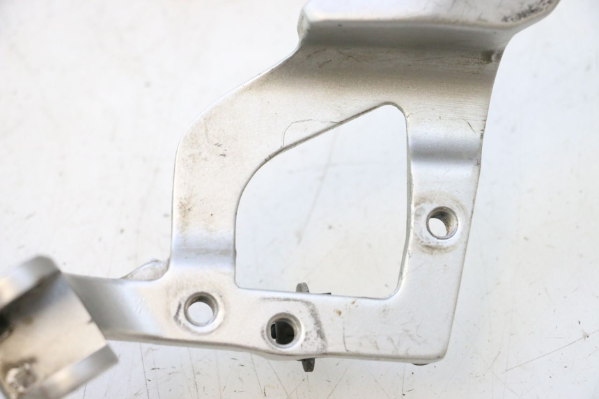 photo de PLATINE CALE PIED AVANT DROIT YAMAHA FJR 1300 (2001 - 2005) - Détail de la pièce