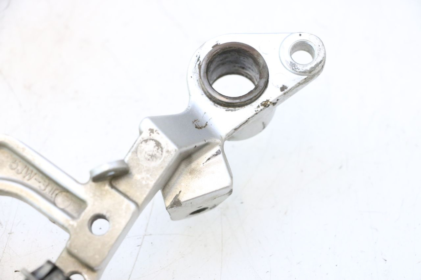 photo de PLATINE CALE PIED AVANT DROIT YAMAHA FJR 1300 (2001 - 2005) - Gros plan technique