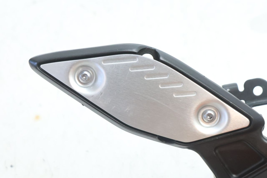 photo de PLATINE CALE PIED AVANT DROIT YAMAHA FZ8 800 (2010 - 2016) - Détail de la pièce