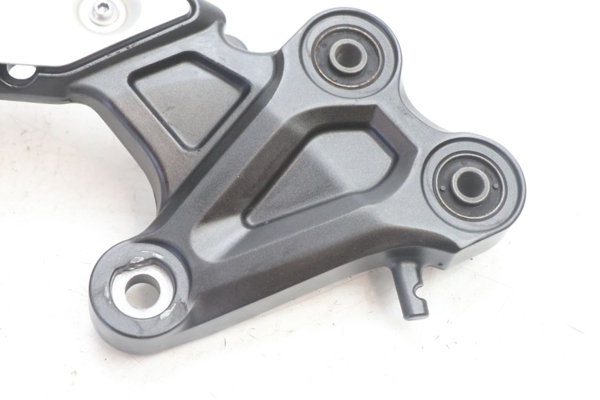 photo de PLATINE CALE PIED AVANT DROIT YAMAHA FZ8 800 (2010 - 2016) - Autre angle de vue