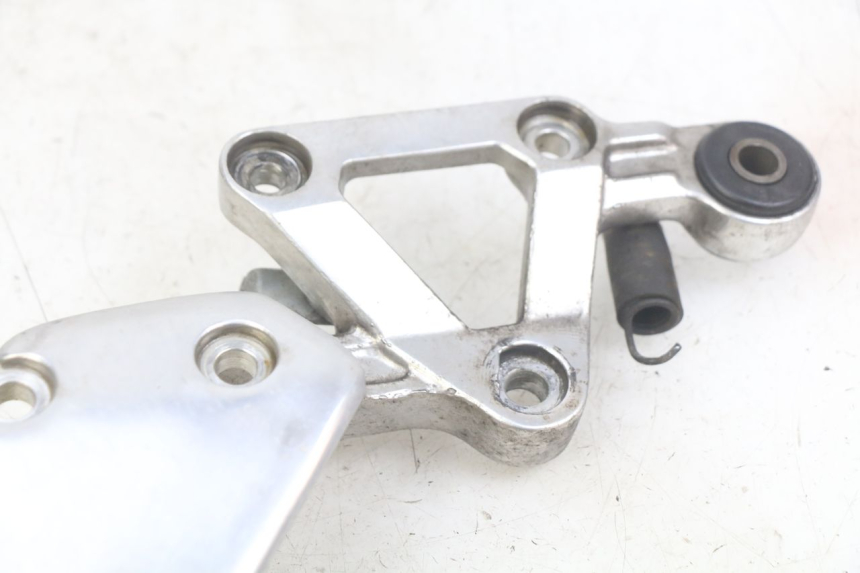 photo de PLATINE CALE PIED AVANT DROIT YAMAHA FZS FAZER 600 (1998 - 2001) - Vue d’ensemble