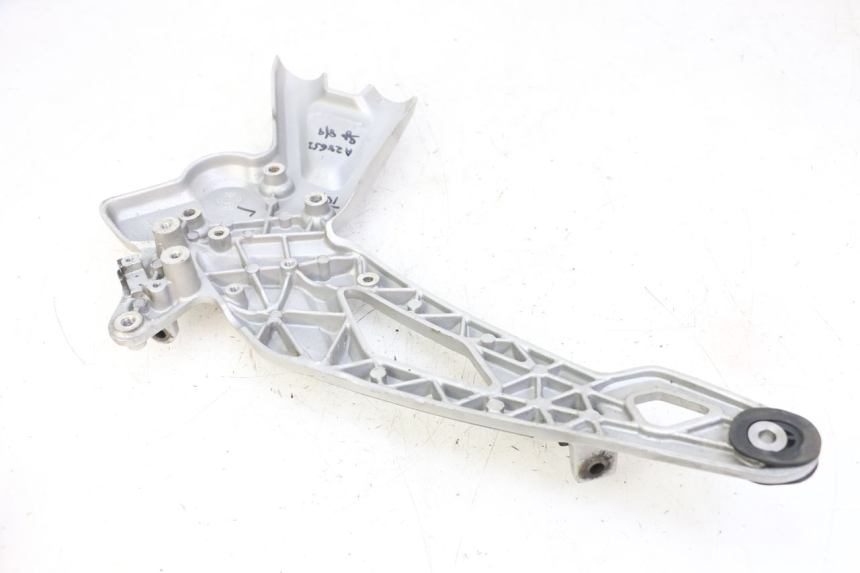 photo de PLATINE CALE PIED AVANT DROIT BMW G310 R 310 (2016 - 2020) - Autre angle de vue