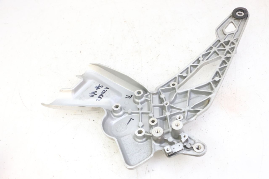 photo de PLATINE CALE PIED AVANT DROIT BMW G310 R 310 (2016 - 2020) - Gros plan technique