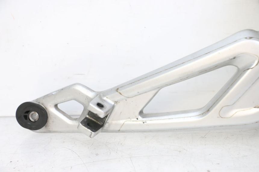 photo de PLATINE CALE PIED AVANT DROIT BMW G310 R 310 (2016 - 2020) - Points de fixation