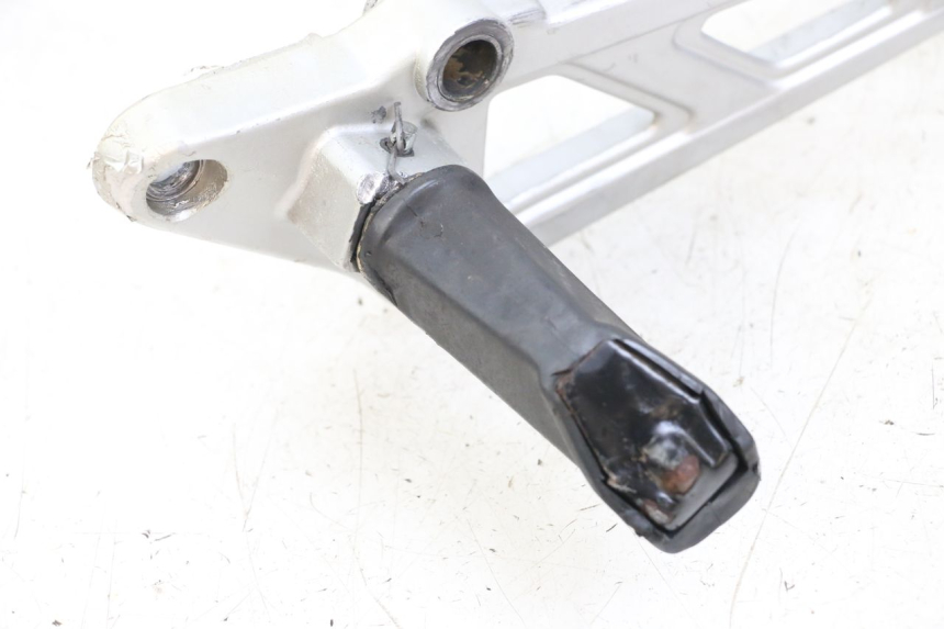 photo de PLATINE CALE PIED AVANT DROIT HYOSUNG GF 125 (2001 - 2005) - Autre angle de vue