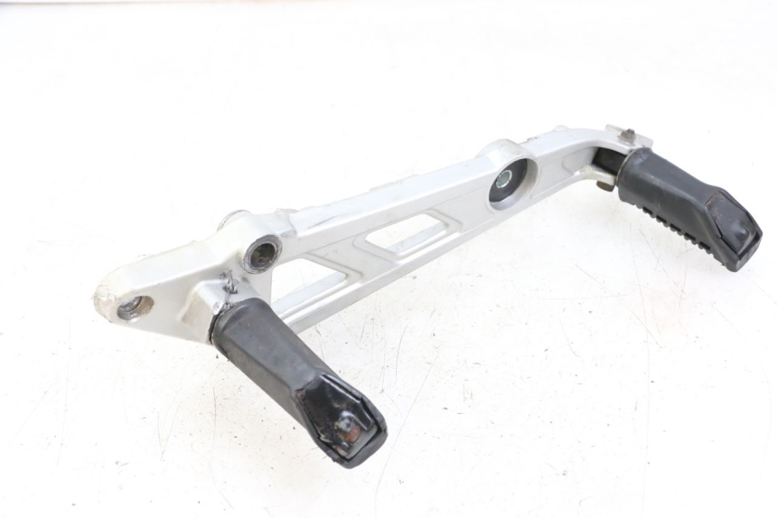 photo de PLATINE CALE PIED AVANT DROIT HYOSUNG GF 125 (2001 - 2005) - Gros plan technique