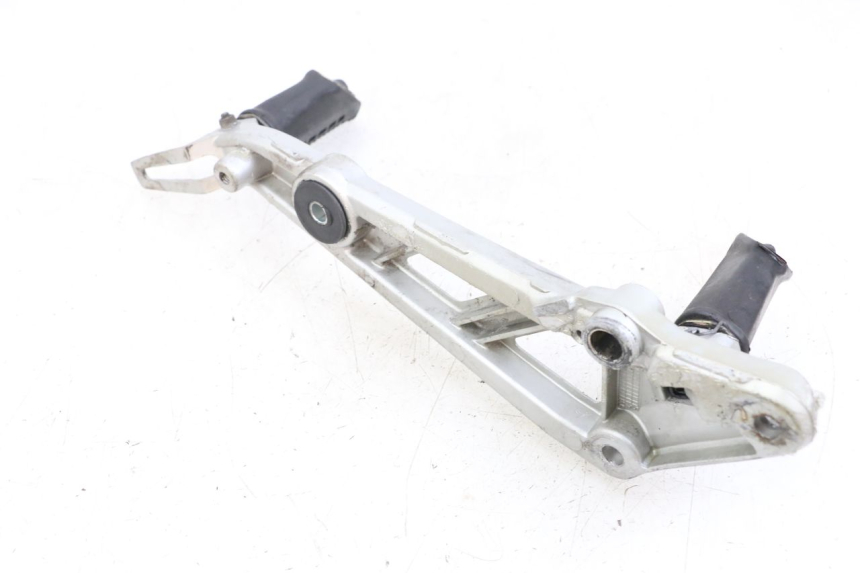 photo de PLATINE CALE PIED AVANT DROIT HYOSUNG GF 125 (2001 - 2005) - Vue d’ensemble