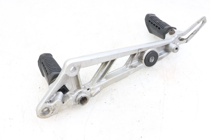 photo de PLATINE CALE PIED AVANT DROIT HYOSUNG GF 125 (2001 - 2005) - Points de fixation