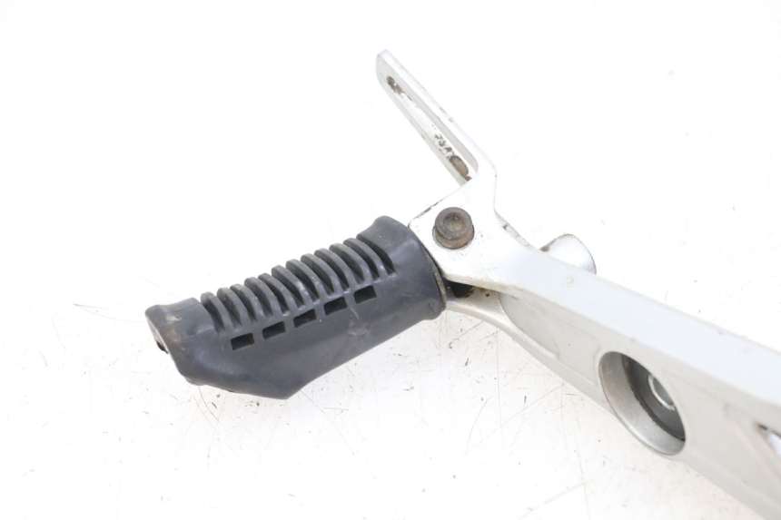 photo de PLATINE CALE PIED AVANT DROIT HYOSUNG GF 125 (2001 - 2005) - Pièce contrôlée