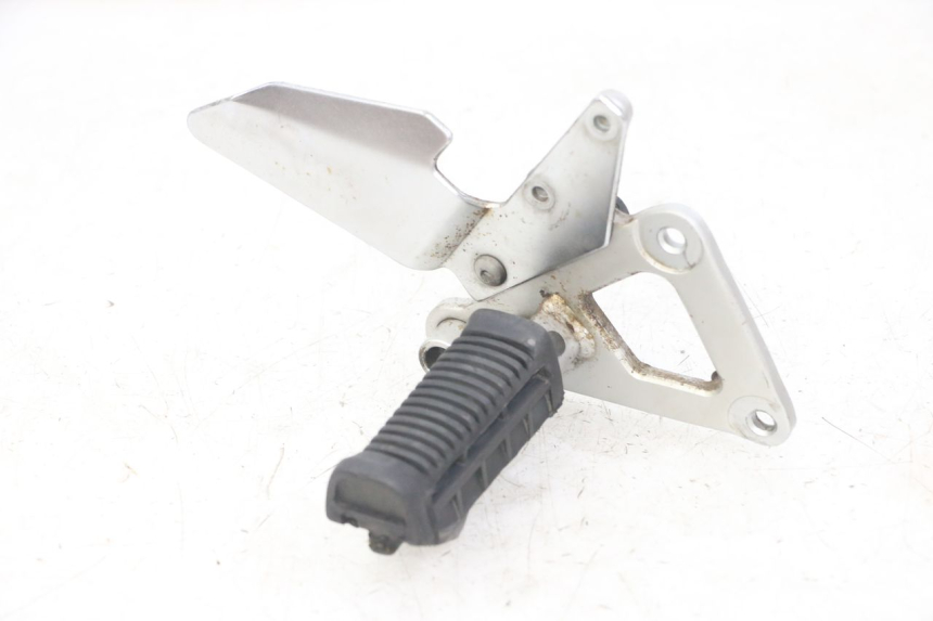 photo de PLATINE CALE PIED AVANT DROIT SUZUKI GS GSE 500 (2001 - 2003) - Vue principale