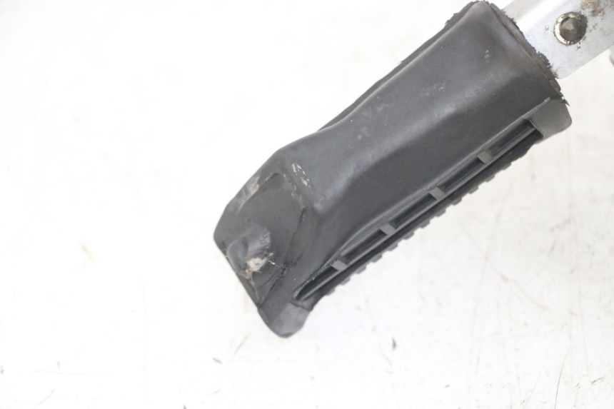 photo de PLATINE CALE PIED AVANT DROIT SUZUKI GS GSE 500 (2001 - 2003) - Zoom état d’usage