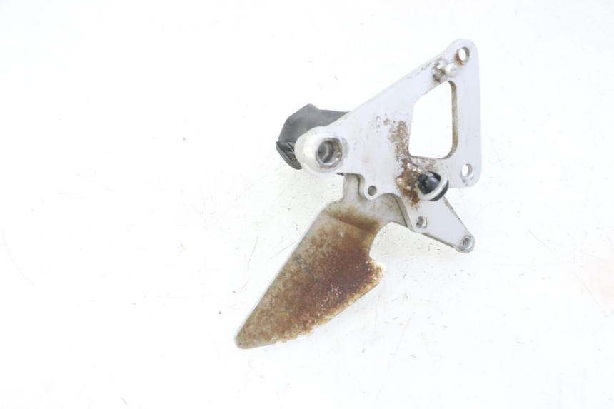 photo de PLATINE CALE PIED AVANT DROIT SUZUKI GS GSE 500 (2001 - 2003) - Gros plan technique