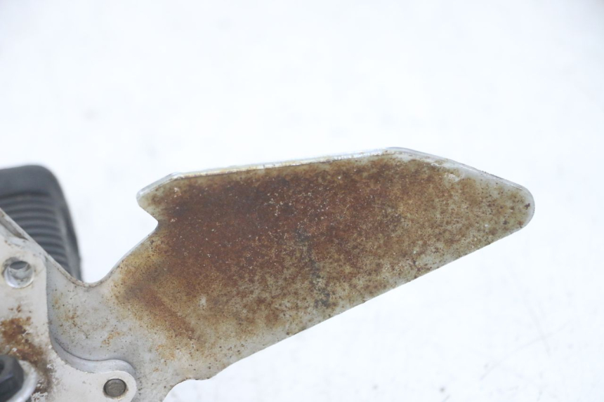 photo de PLATINE CALE PIED AVANT DROIT SUZUKI GS GSE 500 (2001 - 2003) - Vue d’ensemble