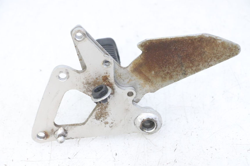 photo de PLATINE CALE PIED AVANT DROIT SUZUKI GS GSE 500 (2001 - 2003) - Points de fixation
