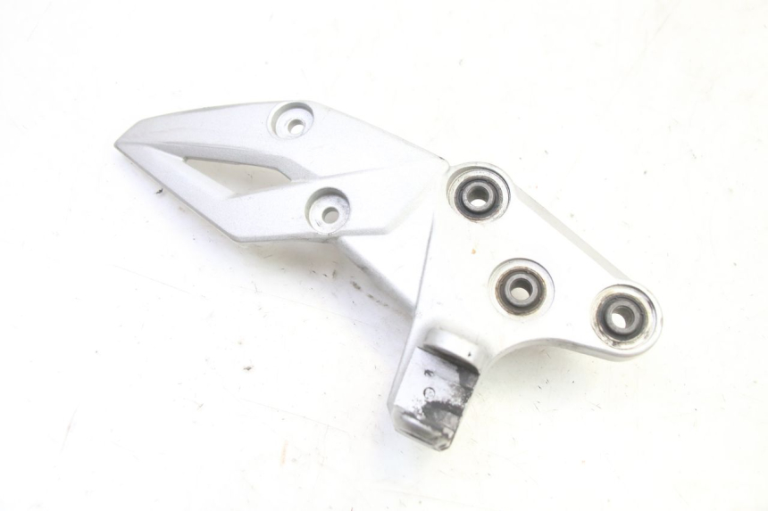photo de PLATINE CALE PIED AVANT DROIT SUZUKI GSR 750 (2011 - 2017) - Vue principale