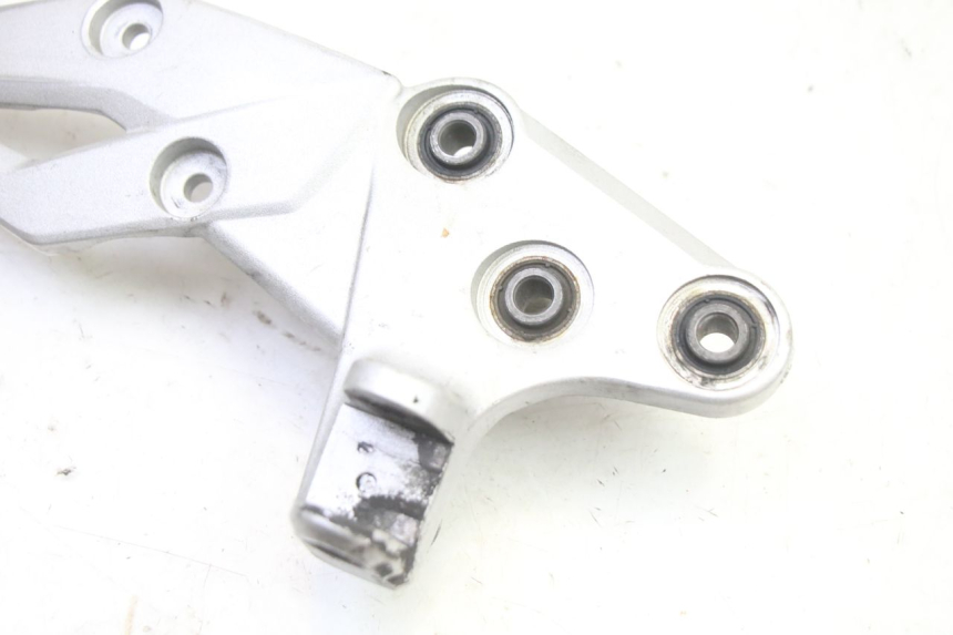 photo de PLATINE CALE PIED AVANT DROIT SUZUKI GSR 750 (2011 - 2017) - Zoom état d’usage