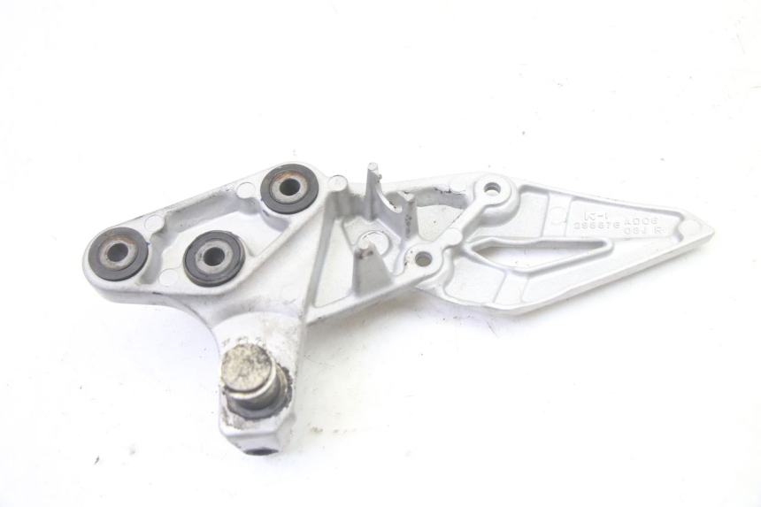 photo de PLATINE CALE PIED AVANT DROIT SUZUKI GSR 750 (2011 - 2017) - Gros plan technique