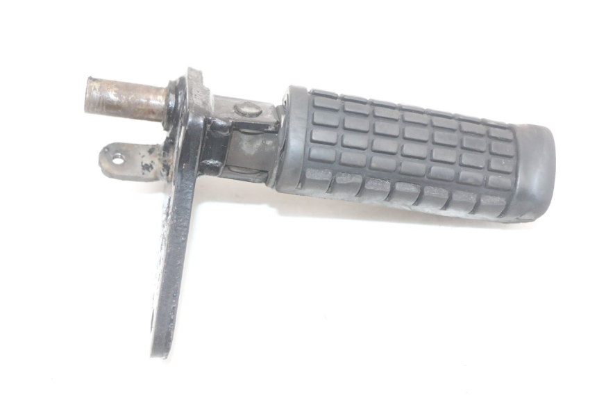 photo de PLATINE CALE PIED AVANT DROIT SUZUKI GZ MARAUDER 125 (1998 - 2004) - Détail de la pièce