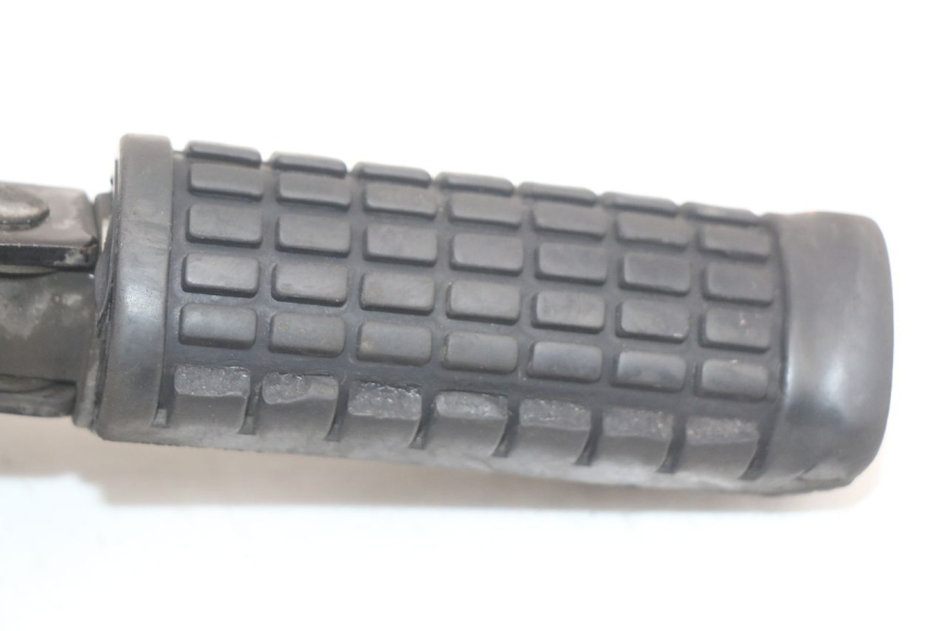 photo de PLATINE CALE PIED AVANT DROIT SUZUKI GZ MARAUDER 125 (1998 - 2004) - Zoom état d’usage