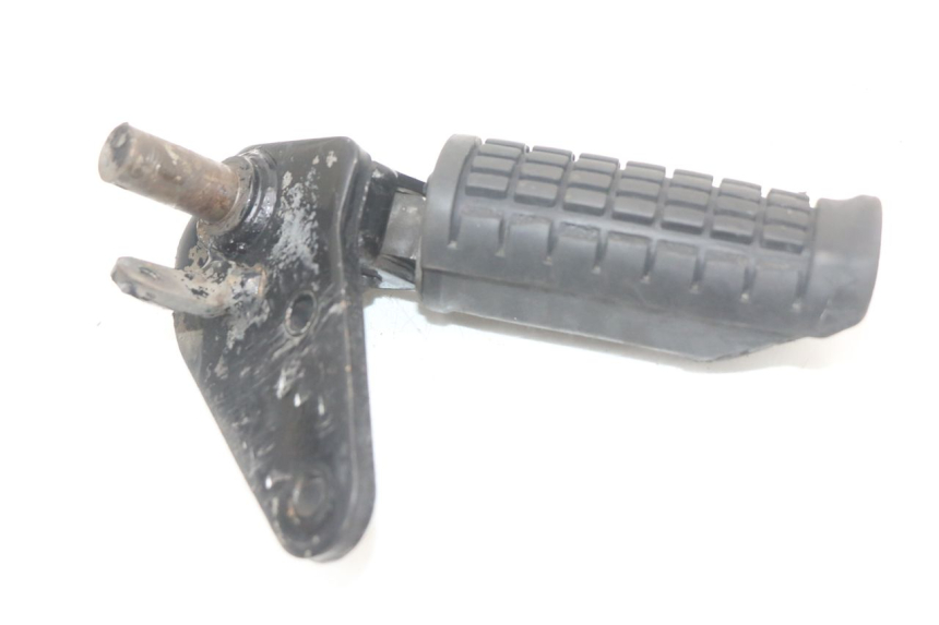 photo de PLATINE CALE PIED AVANT DROIT SUZUKI GZ MARAUDER 125 (1998 - 2004) - Autre angle de vue