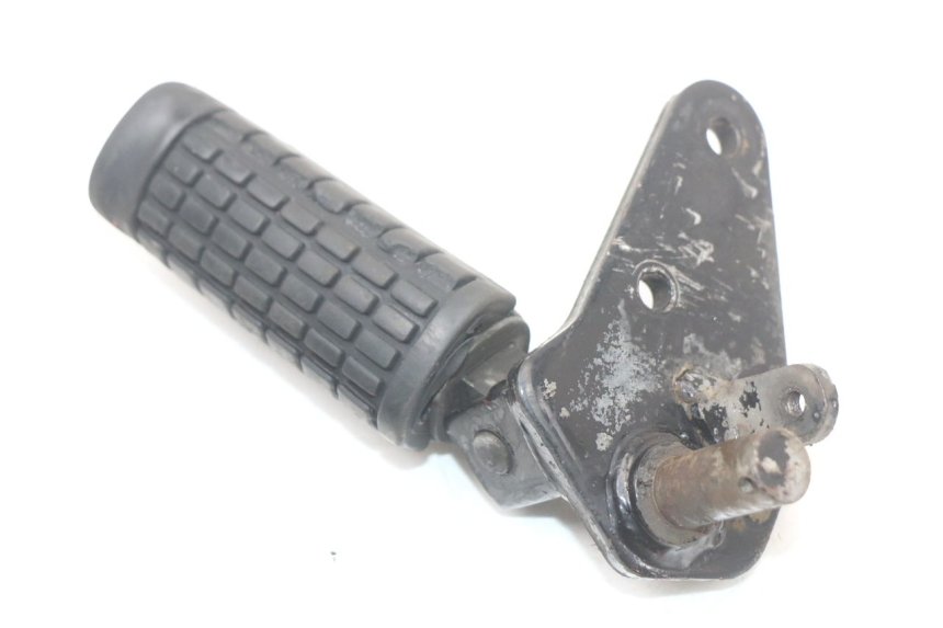 photo de PLATINE CALE PIED AVANT DROIT SUZUKI GZ MARAUDER 125 (1998 - 2004) - Gros plan technique