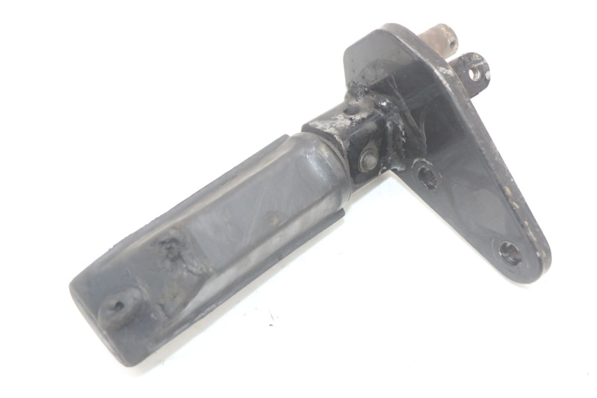 photo de PLATINE CALE PIED AVANT DROIT SUZUKI GZ MARAUDER 125 (1998 - 2004) - Vue d’ensemble