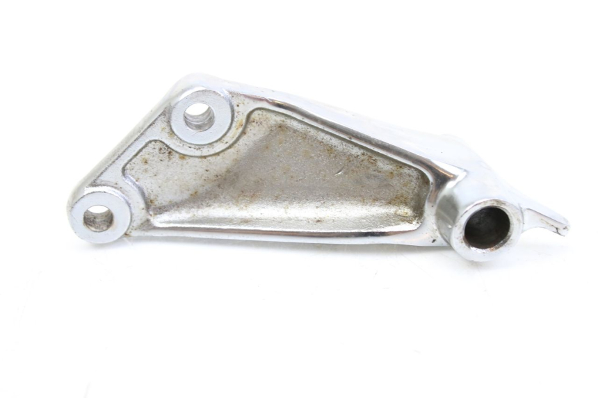 photo de PLATINE CALE PIED AVANT DROIT SYM HUSKY 125 (1999 - 2005) - Gros plan technique