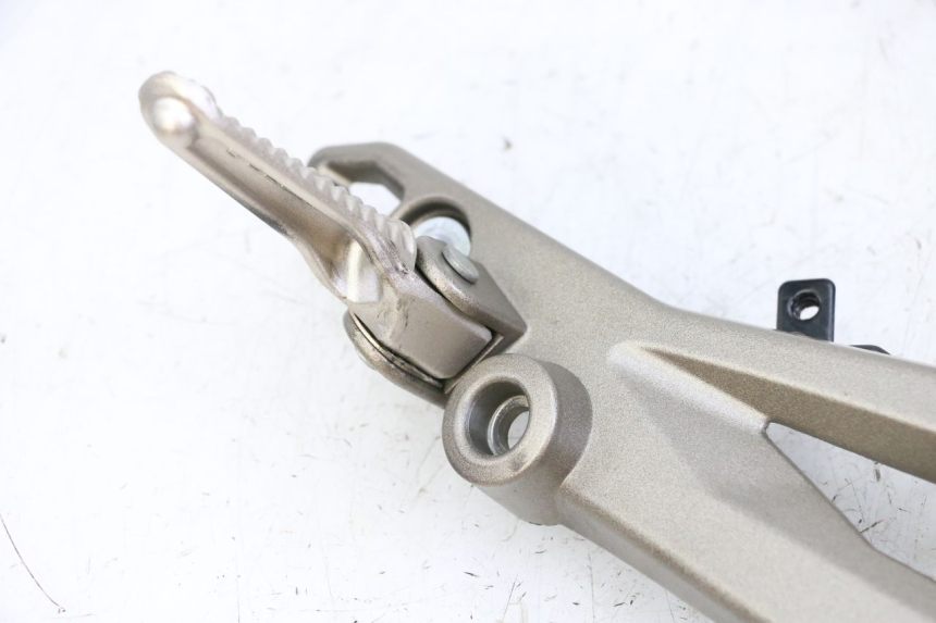 photo de PLATINE CALE PIED AVANT DROIT KIDEN KD125-G 125 (2018 - 2022) - Zoom état d’usage