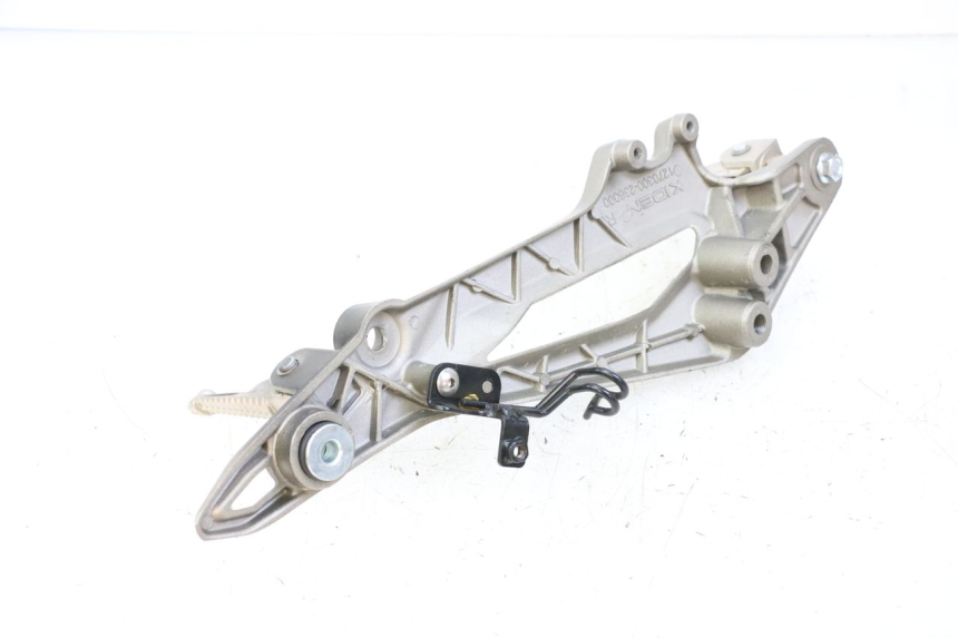 photo de PLATINE CALE PIED AVANT DROIT KIDEN KD125-G 125 (2018 - 2022) - Gros plan technique