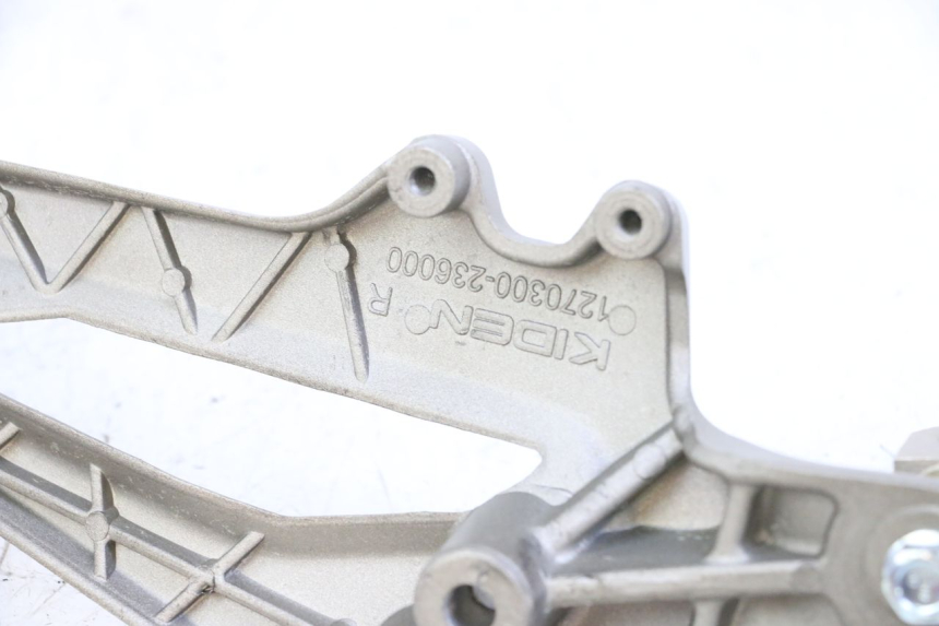 photo de PLATINE CALE PIED AVANT DROIT KIDEN KD125-G 125 (2018 - 2022) - Points de fixation